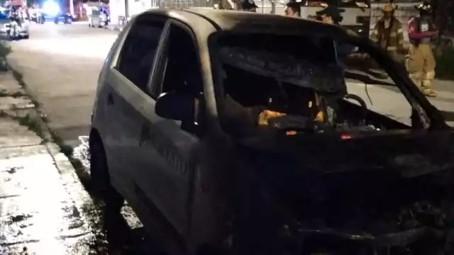 Un automóvil fue alcanzado por la bomba molotov al encontrarse estacionado