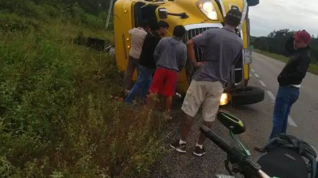 La unidad terminó sobre su costado derecho