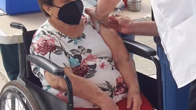 Doña Isolda fue la primera inmunizada este sábado