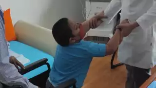 Mateo, de 8 años de edad, necesita cubrir los gastos de sus terapias, zapatos ortopédicos y otros