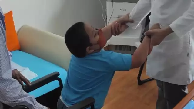 Mateo, de 8 años de edad, necesita cubrir los gastos de sus terapias, zapatos ortopédicos y otros
