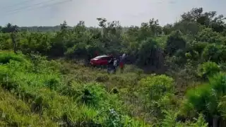 Automóvil se sale de la autopista tras chocar en la carretera Chetumal - Bacalar