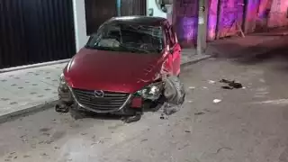 Automóvil abandonado en la colonia Adolfo Mateos