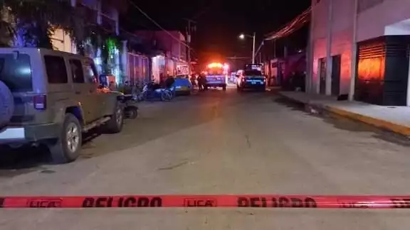 Oficiales acudieron al lugar para confirmar los decesos Oficiales acudieron al lugar para confirmar los decesos
