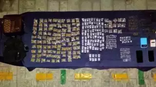 Los detenidos tenían en su poder 289 dosis de distintos narcóticos, además de 2 armas de fuego, acompañadas por 30 cartuchos útiles