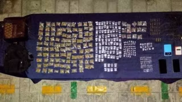 Los detenidos tenían en su poder 289 dosis de distintos narcóticos, además de 2 armas de fuego, acompañadas por 30 cartuchos útiles