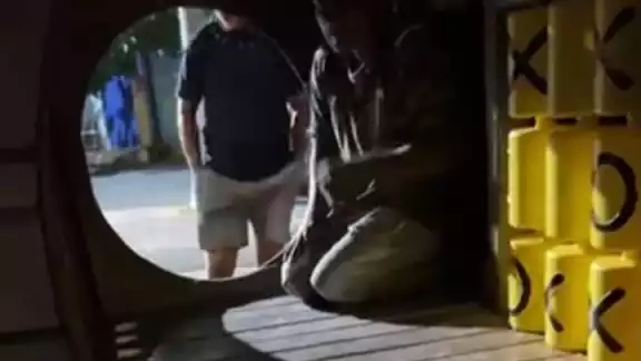 Pobladores reportaron a dos adultos usando los juegos infantiles del parque del malecón Pobladores reportaron a dos adultos usando los juegos infantiles del parque del malecón