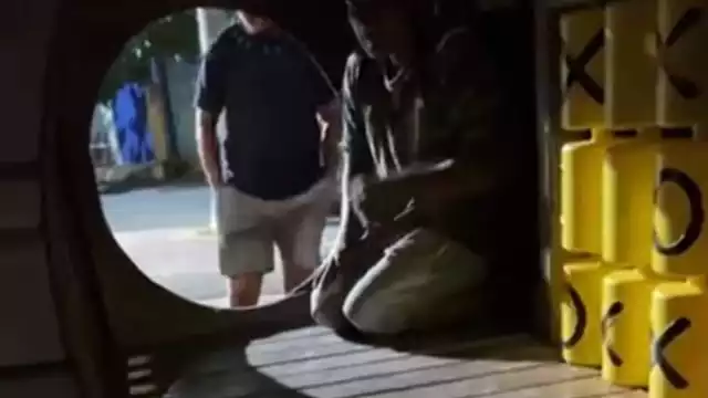 Pobladores reportaron a dos adultos usando los juegos infantiles del parque del malecón