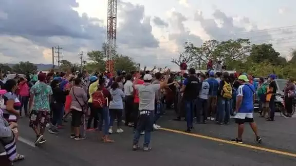 Bloquean carretera prestadores de servicios de chiapas Bloquean carretera prestadores de servicios de chiapas