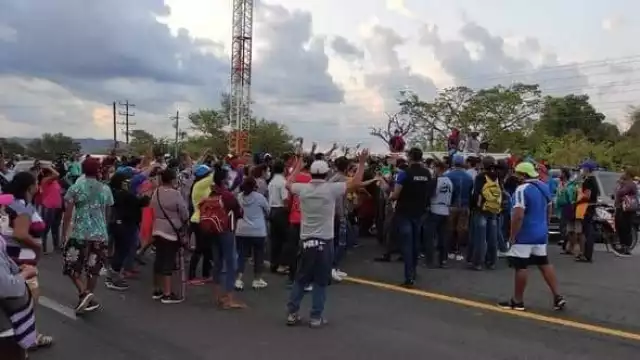 Bloquean carretera prestadores de servicios de chiapas