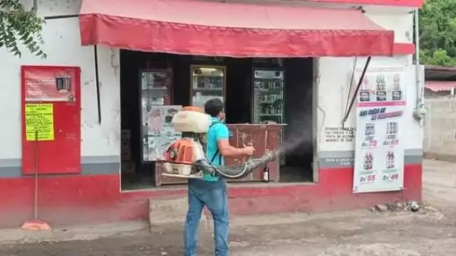 Integrantes de la Canaco Servytur de Javier Rojo Gómez desinfectan comercios