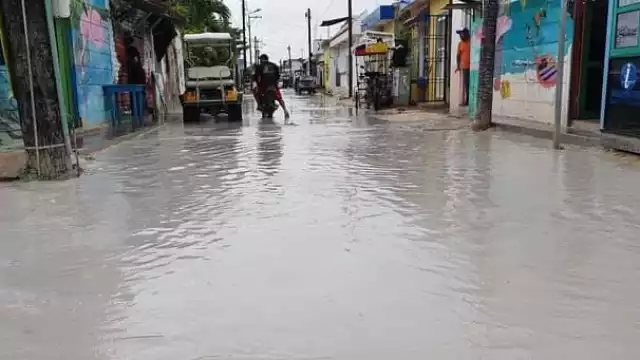 Cerca de las 2 de la tarde cayó un torrencial aguacero que afectó Holbox y el puerto de Chiquilá