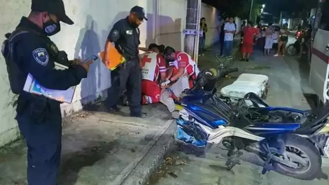 El hombre tuvo que ser trasladado de emergencia tras el impacto. Foto: Arturo Mezo