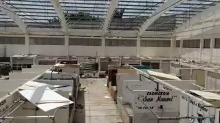 Comerciantes del mercado se encuentran vendiendo fuera del predio  mientras reconstruyen el techo