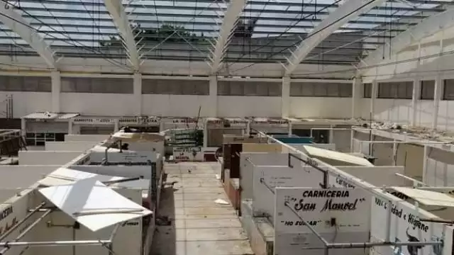 Comerciantes del mercado se encuentran vendiendo fuera del predio  mientras reconstruyen el techo