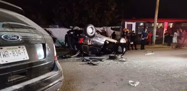 El coche de los involucrados  quedó de cabeza a media calle