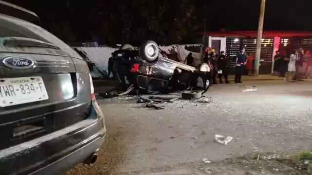 El coche de los involucrados  quedó de cabeza a media calle