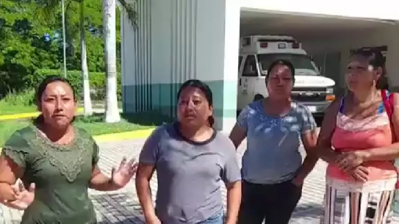 La familia permaneció en el hospital toda la noche en espera de novedades, pero nadie se les acercó La familia permaneció en el hospital toda la noche en espera de novedades, pero nadie se les acercó