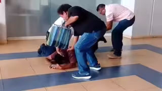 Detienen a un hombre  que agredía a personas en una plaza de Mérida