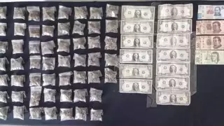 Tras la revisión aseguraron una cangurera, 54 bolsitas con vegetal verde y dinero en efectivo