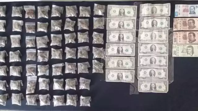 Tras la revisión aseguraron una cangurera, 54 bolsitas con vegetal verde y dinero en efectivo