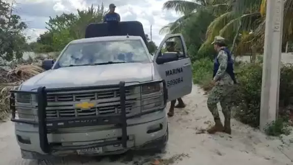 Agentes federales atienden el reporte de turistas frente a un hotel, en la playa de Telchac Puerto Agentes federales atienden el reporte de turistas frente a un hotel, en la playa de Telchac Puerto