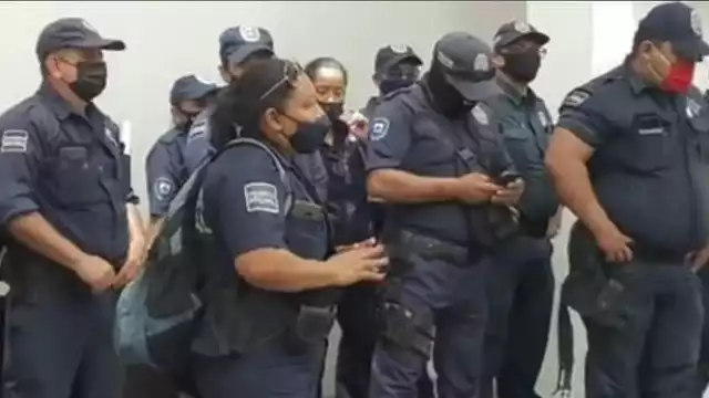 Los uniformados mencionaron que permanecerán tres meses en la Academia, por lo que el dinero que les dieron no les alcanza