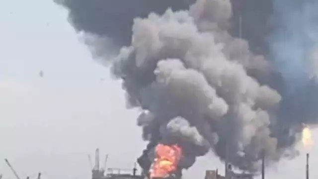 Pemex reporta incendio de la plataforma Ku Alfa, en Campeche, México