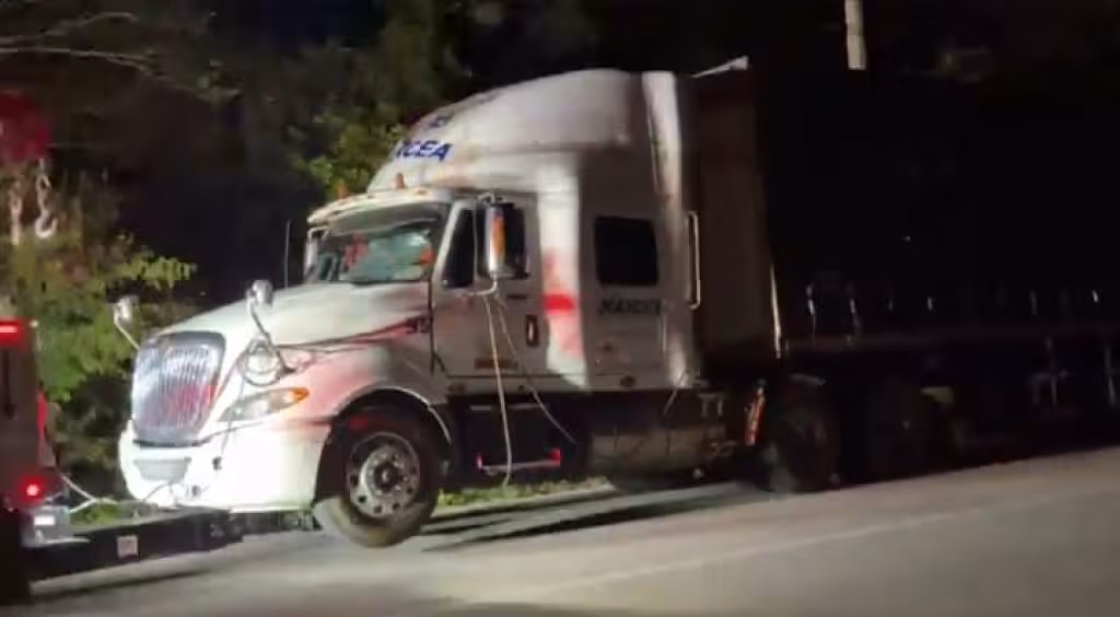 Encuentran a un hombre sin vida dentro de un tráiler en la carretera Mérida-Hunucmá