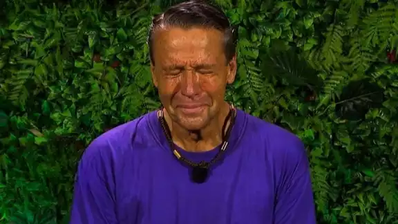 Alfredo Adame rompió en llanto al recordar que él fue quien se alejó de su familia Alfredo Adame rompió en llanto al recordar que él fue quien se alejó de su familia