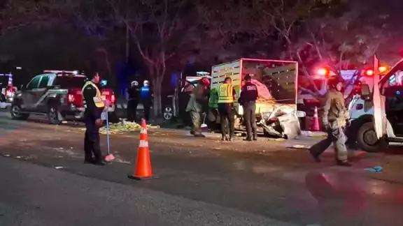Conductor de una camioneta se duerme, impacta un retén, una patrulla y deja cinco lesionados Conductor de una camioneta se duerme, impacta un retén, una patrulla y deja cinco lesionados