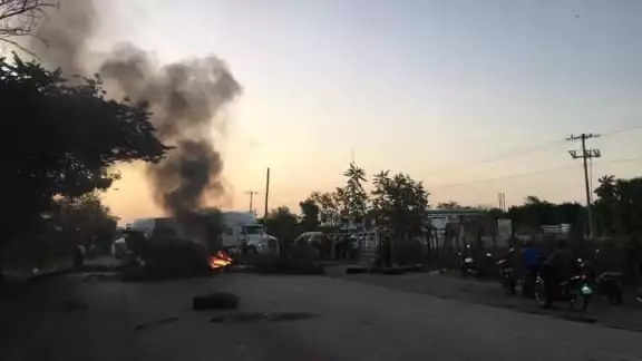 El bloqueo generó que varios camiones y carros se quedaran varados El bloqueo generó que varios camiones y carros se quedaran varados