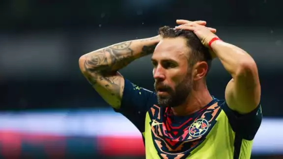 En su berrinche incluso pateó un balón rumbo a las gradas En su berrinche incluso pateó un balón rumbo a las gradas