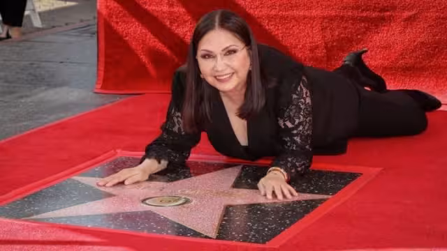 Ana Gabriel fue reconocida con una estrella en el Paseo de la Fama de Hollywood.