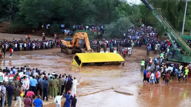 Según el gobernador, 12 personas fueron rescatadas, entre ellas cuatro niños