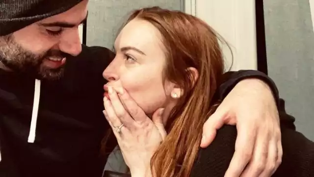 Lohan se comprometió luego de dos años de relación