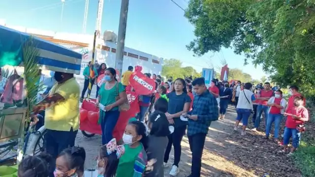 Alumnos de la escuela de catolicismo desfilan en Chocholá