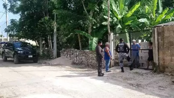 Durante la visita de los oficiales estos trataron de dialogar con la
mujer quien se rehusó a conciliar. Foto: Por Esto! Durante la visita de los oficiales estos trataron de dialogar con la
mujer quien se rehusó a conciliar. Foto: Por Esto!