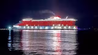 Las luces del Crucero 'Scarlet Lady' iluminaron la noche, hecho que fue admirado por los habitantes de Cozumel