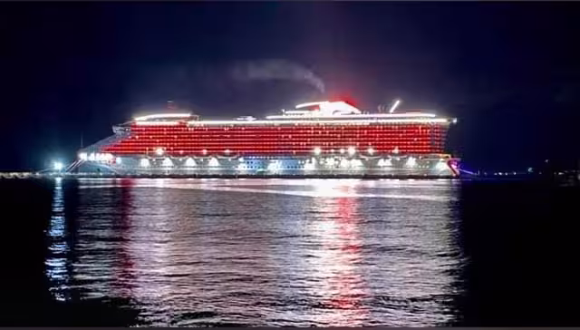 Las luces del Crucero 'Scarlet Lady' iluminaron la noche, hecho que fue admirado por los habitantes de Cozumel