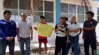 Estudiantes protestan por el posible cierre del Cetmar 17 de Telchac Puerto