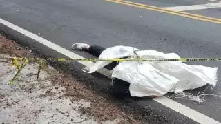 El motociclista quedó tendido en la carretera