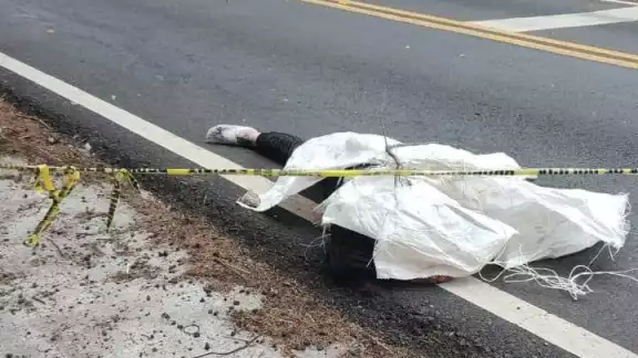 El motociclista quedó tendido en la carretera