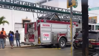 Cortocircuito causa incendio  en la preparatoria República de México en Mérida