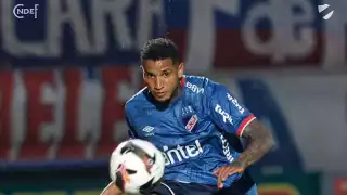 Juan Izquierdo, jugador del Nacional, se desploma en pleno partido de Libertadores: VIDEO