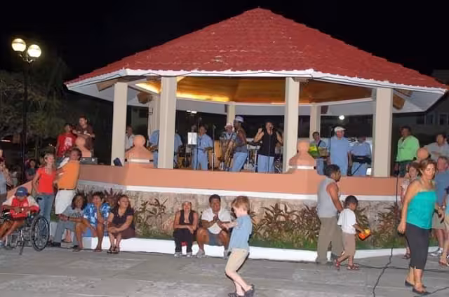 Niños, jóvenes, adultos y personas de la tercera edad tomaban por asalto la plaza principal del Parque “Benito Juárez” desde las seis de la tarde y hasta que el cuerpo aguantara