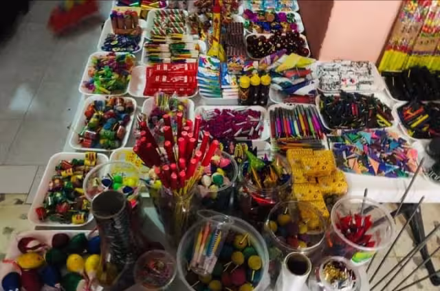 Personas ofrecen la pirotecnia en Facebook