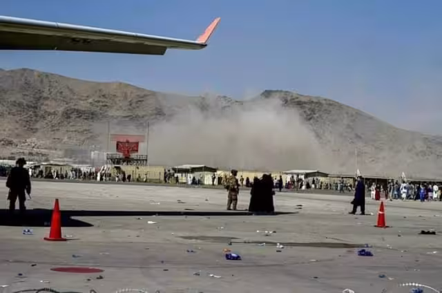 Se registra explosión afuera del aeropuerto de Kabul, Afganistán