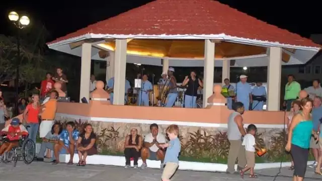 Niños, jóvenes, adultos y personas de la tercera edad tomaban por asalto la plaza principal del Parque “Benito Juárez” desde las seis de la tarde y hasta que el cuerpo aguantara