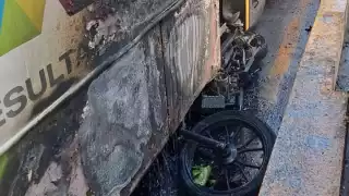 El autobús quedó reducido por el fuego